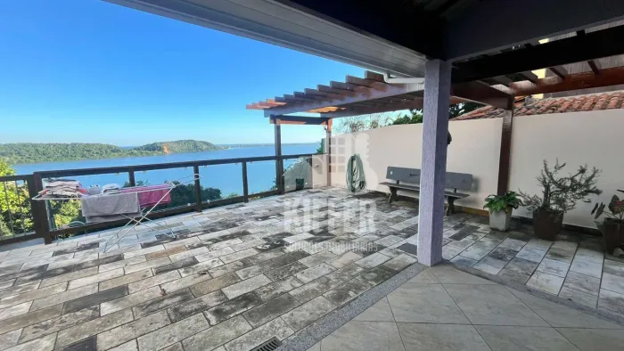 Casa com acesso exclusivo para a Lagoa | 3 quartos | 2 suítes com closet | Piscina | Deck