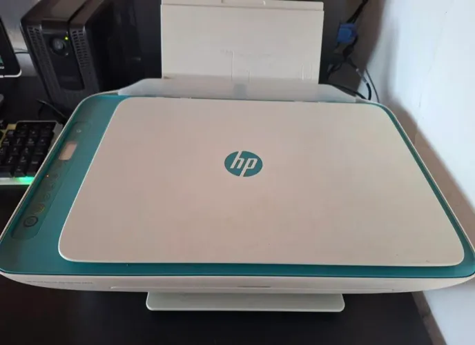 HP 2676 - impressora, acompanha os cartuchos em uso junto.