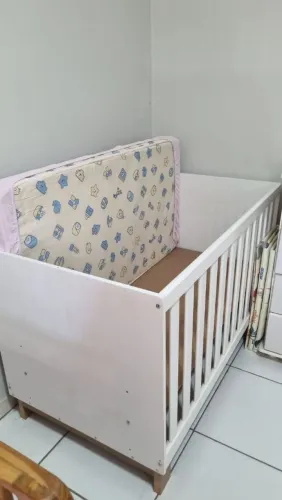 Berço com colchão três alturas