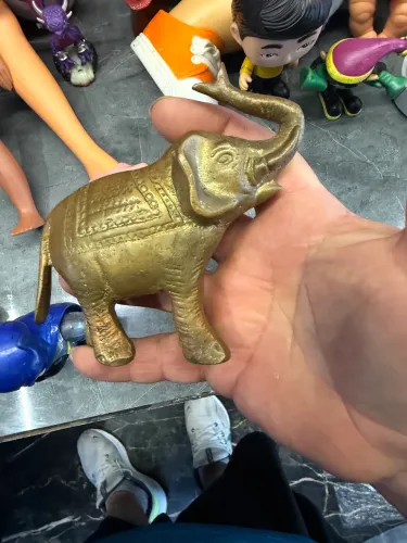 Elefante em metal maciço 