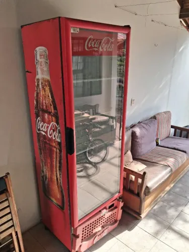 Expositor e mesas para bar ou restaurante.