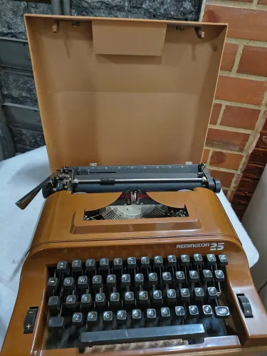 Máquina Escrever portátil Remington 25