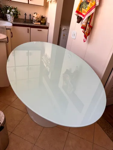 Mesa de jantar oval branca