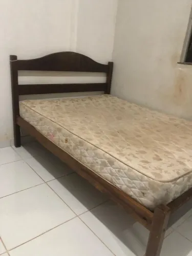 Cama de Angelin, colchão não está em bom estado