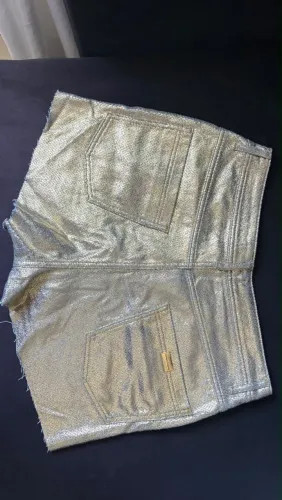 Short Carmen steffens metalizado dourado