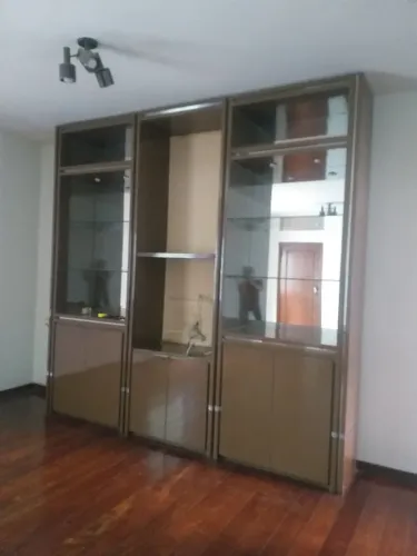 Estante laca marrom,fundo espelho, prateleiras de vidro. Alt.2,7 m; comp.2,8 m;prof. 37cm