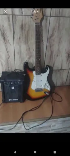Guitarra mais amplificador tudo funcionando perfeitamente