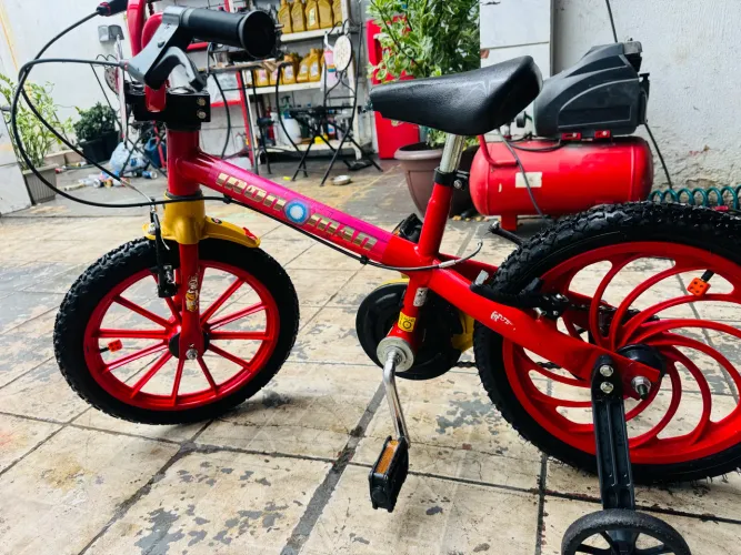 Bicicleta de criança homem de ferro