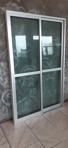Porta vidro aluminio fechamento tamanho 1.37 de largura por 2.18 altura.