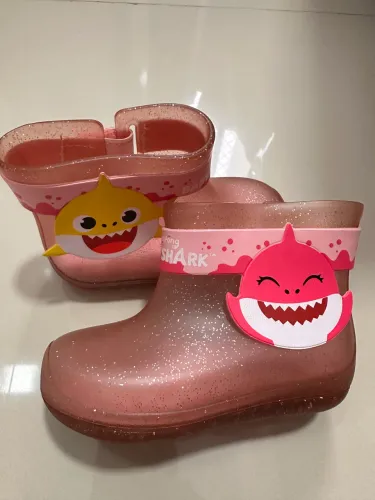 Vendo par de botas galochas Grendene kids baby shark tamanho 21/22 pouquíssimo usada.