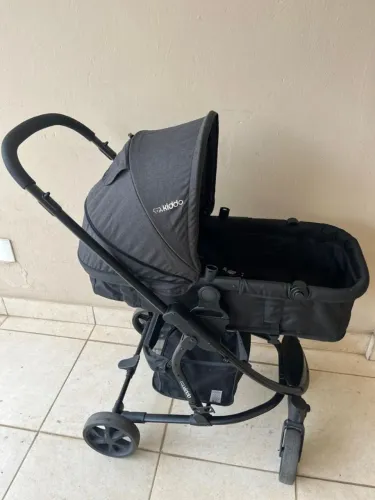 Carrinho de bebê kiddo.