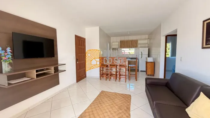 Apartamento mobiliado com 2 quartos a 800m da praia em condomínio com piscina