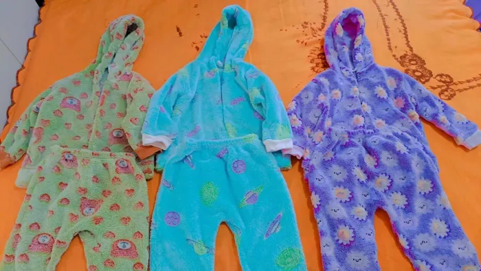 Vendo três conjuntos fleece infantil 