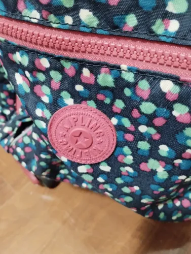 Mochila Kipling original de rodinhas.