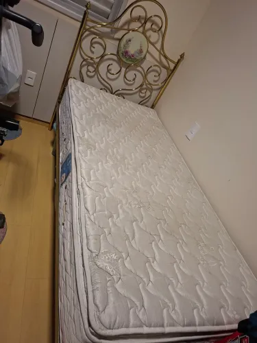 Cama dourada de solteiro
