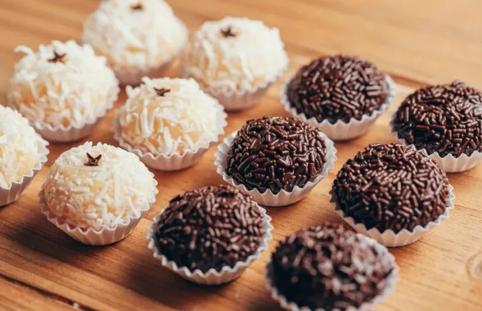 Trabalho com centro de brigadeiro e beijinho 