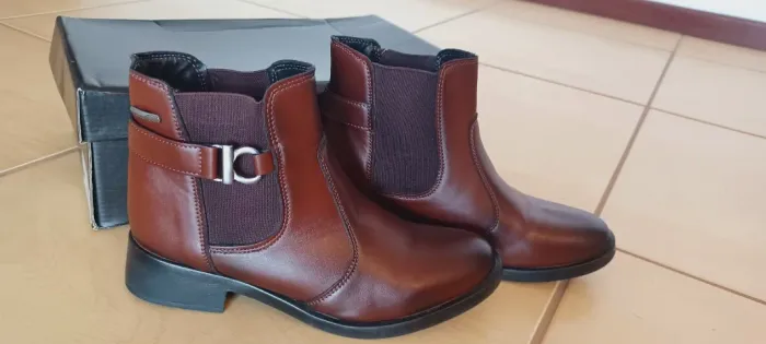 Botas cano curto muito novas
