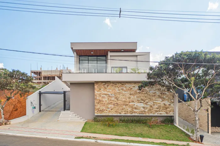 Casa linear com 3 suítes e varanda com vista livre para venda