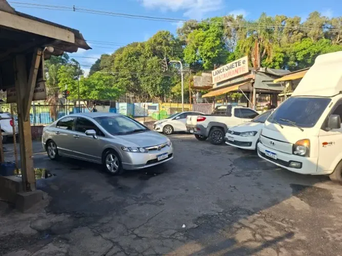 tradicional lava rapido com estacionamento e lanchonete