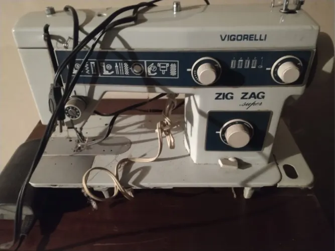 Máquina de Costura e Bordar marca VIGORELLI ZIG ZAG