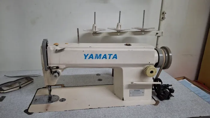 Máquina de costura Yamata