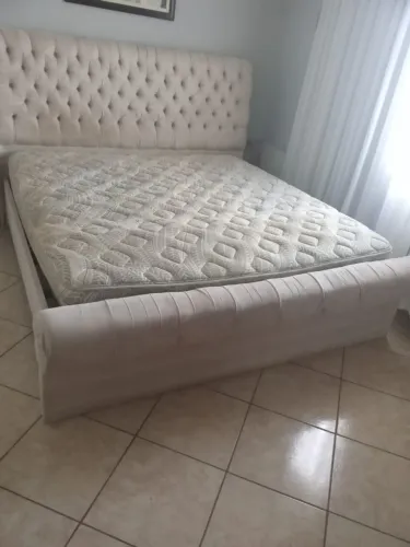 Cama com colchão de casal