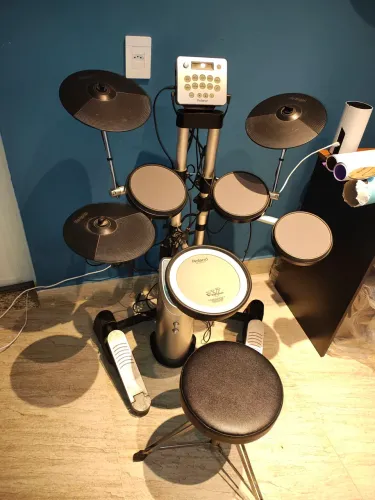Vendo bateria eletrônica Roland + monitor Roland + banqueta