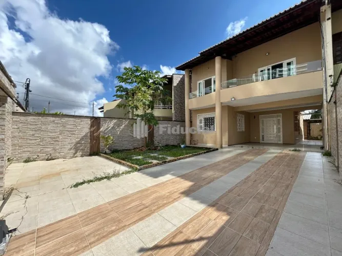 Casa duplex com 261m², com 5 quartos climatizados (sendo 4 suítes, 2 com closet, 1 com var