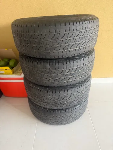 Peneus Michelin 265/ 60 / 18 em ótimo estado 