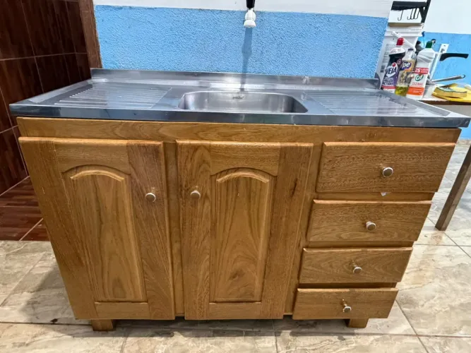 Vende se banca com pia e fogão.