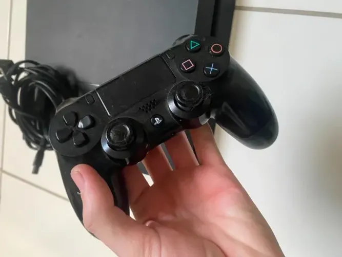 Ps4 500 GB 2 CONTROLES E UM JOGO GOD OF WAR