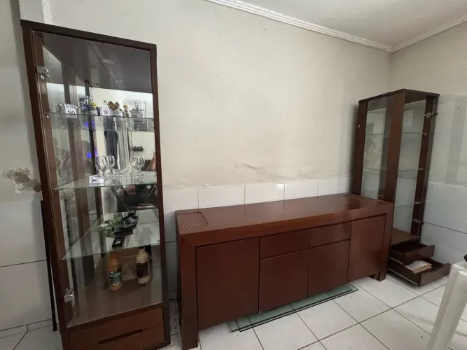Conjunto de Sala em Madeira Maciça com 2 Cristaleiras Iluminadas