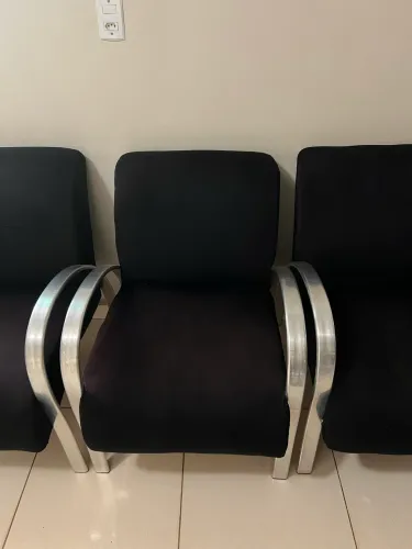 Poltrona preta em ótimo estado confortável