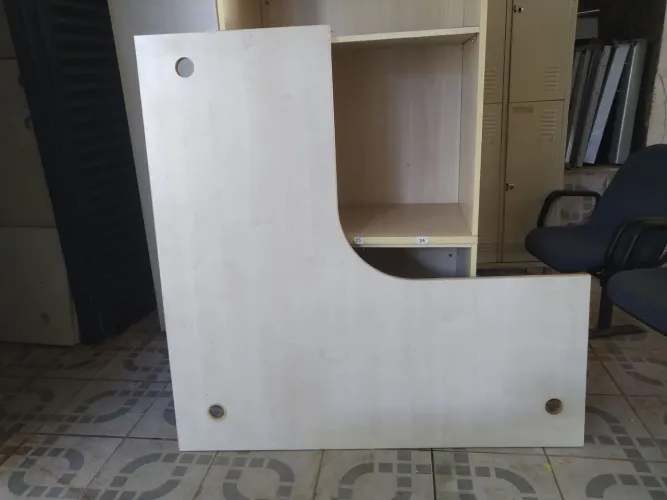 Vende-se um lote de 10 mesas seminovas de dois modelos em formato de "L" 