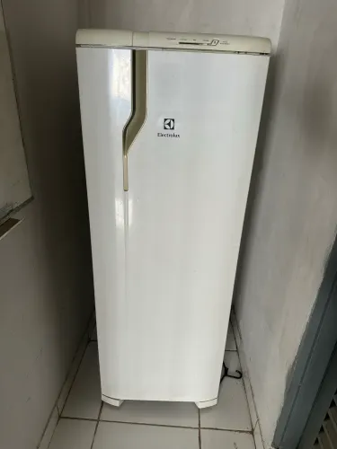 Geladeira Eletrolux 240L