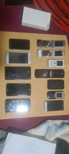 Lote com 12 celulares, sendo motorola, sony, nokia, samsung e xiaomi, alguns funcionam