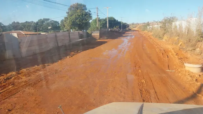 Alugo lote com um barraco e banheiro f *