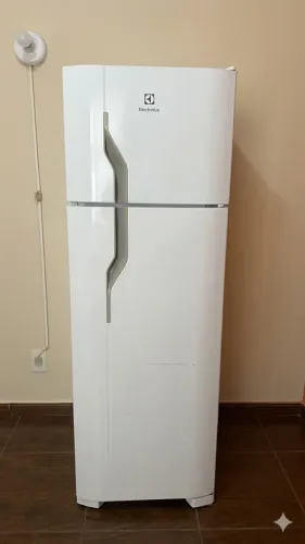 Geladeira Eletrolux Duplex Branca semi nova.