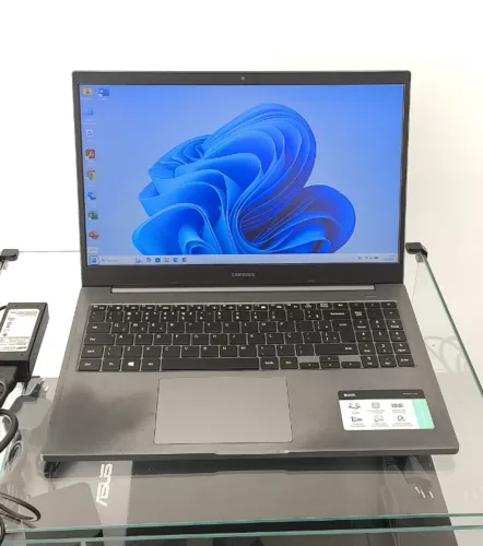 Notebook Samsung NP550 - Intel Celeron 6305 - RAM 4GB - SSD 128GB - Tela 15.6 Full HD