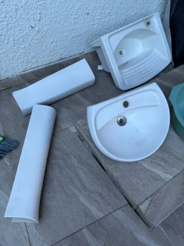 Duas pias com coluna de louça.