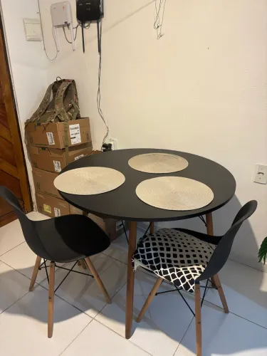 Mesa com duas cadeiras