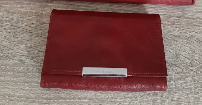 Carteira feminina em couro vermelho laci baruffi