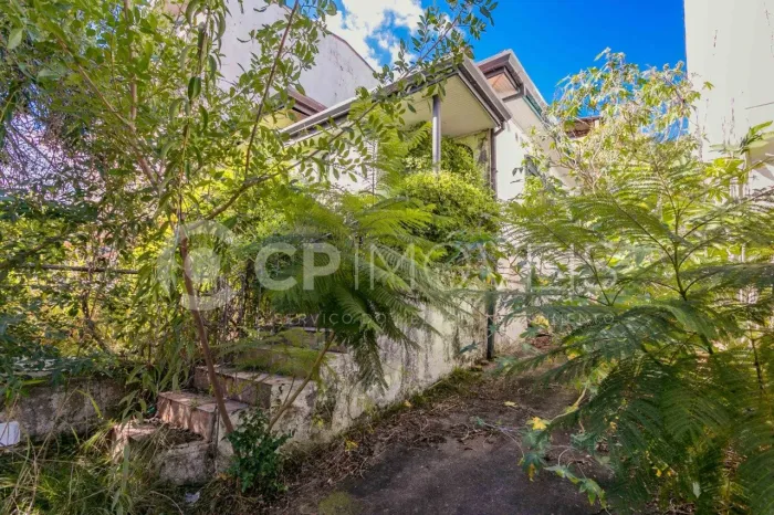 Terreno em Porto Alegre, no bairro Jardim São Pedro, à venda.