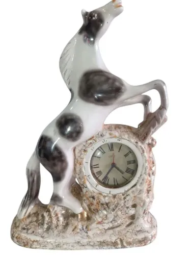 cavalo de porcelana antigo com relógio no suporte 