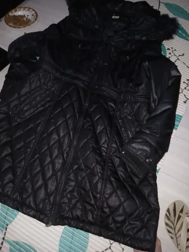 Vendo japona feminina preta. Tamanho G.semi nova.capuz removível. 