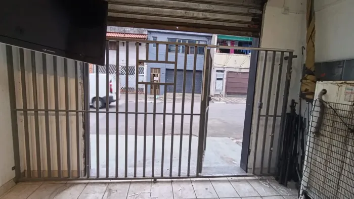 Portão de adega com abertura para passar bebidas e portão com chave Seminovo