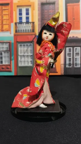 Boneca Japonesa com Leque Tradicional - 17 cm