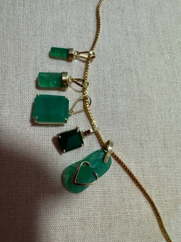 Pinjente ouro 18k em esmeralda mais cordão banhado no ouro
