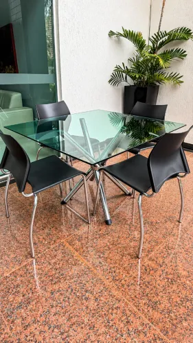 Mesa de jantar quadrada