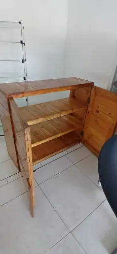 Balcão expositor com prateleira interna